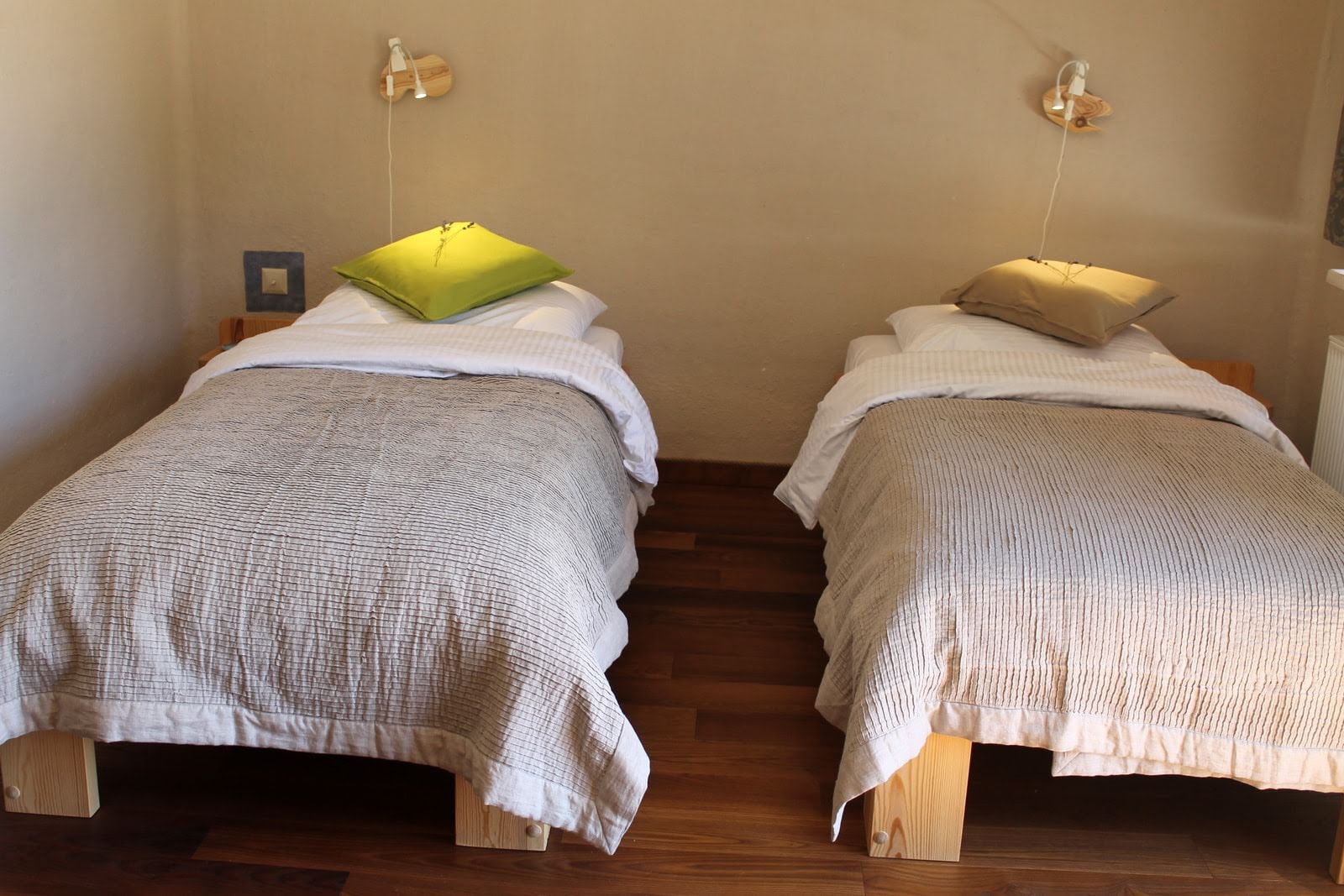 Dwa łóżka jednoosobowe z materacem pro zdrowotnym.