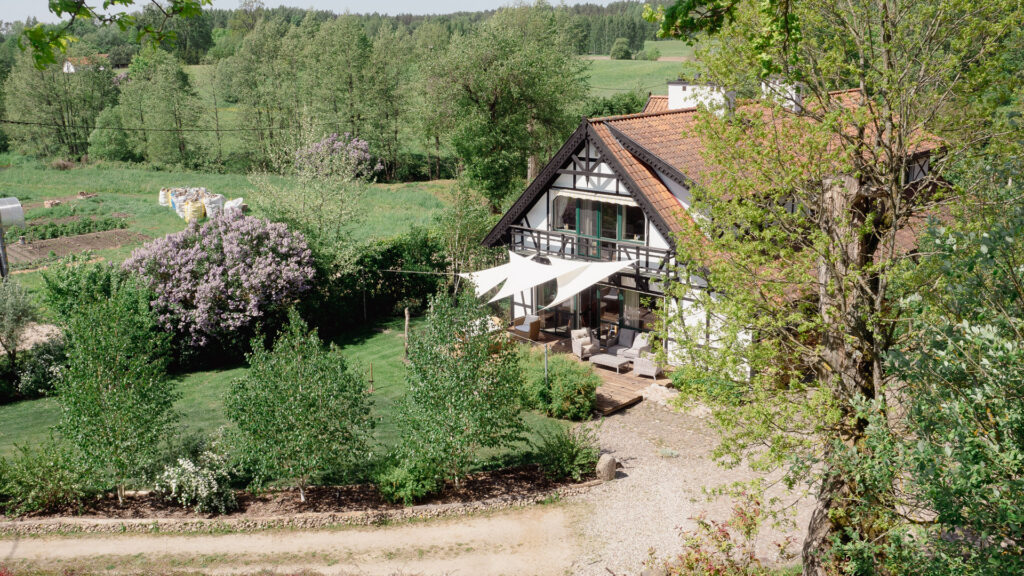 Dom gościnny otoczony ogrodem i bujną zielenią - Szwajcaria Mazurska.